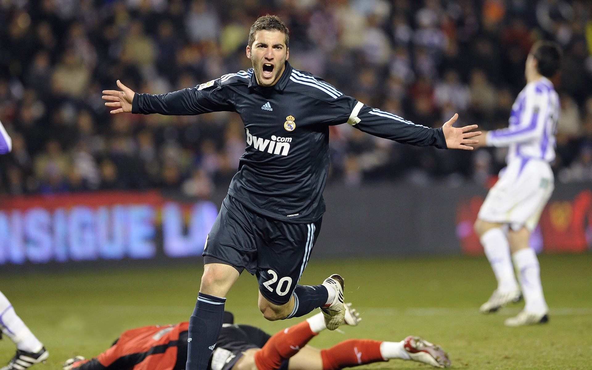 浓眉拉满的德比之夜，当西甲世纪大战，邂逅NBA的另一种完美